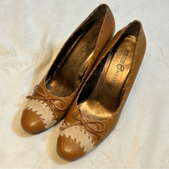 True Meaning | Leather Block heel Pumps Tan & Cream with bow detail | Size 8 - Picture 5 of 8